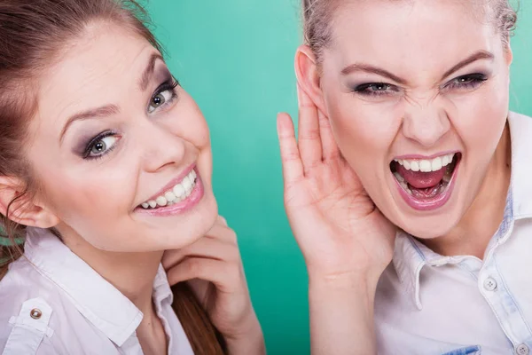 Two teenagers shares secrets, gossip — Stock Photo, Image