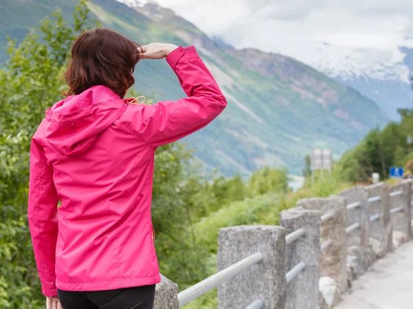 Toeristische vrouw genieten van bergen landschap in Noorwegen. — Stockfoto