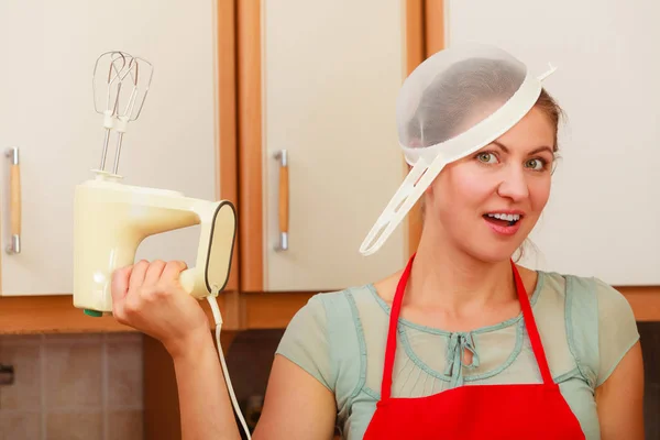 Домохозяйка с миксером веселятся на кухне . — стоковое фото