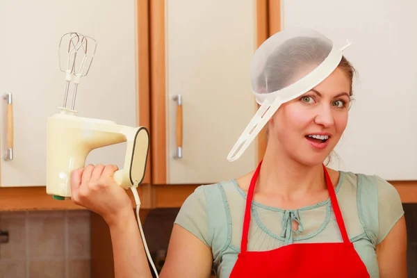 Dona de casa com misturador se divertindo na cozinha . — Fotografia de Stock