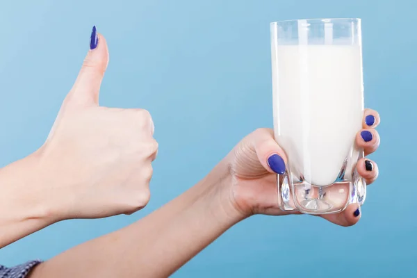 Vrouw hand met glas melk — Stockfoto