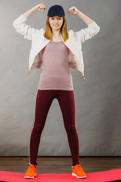 Young woman showing her arm muscles — Stock Photo, Image