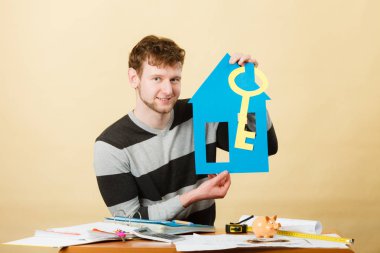 Adam evi ve anahtar.