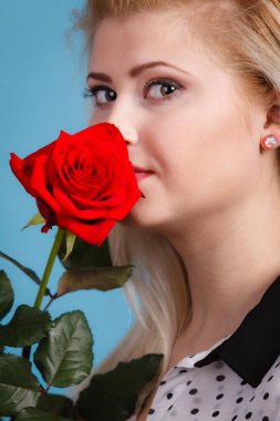 Kırmızı gül çiçek tutan güzel kadın.