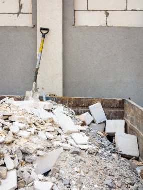 Moloz yığını içinde maça.