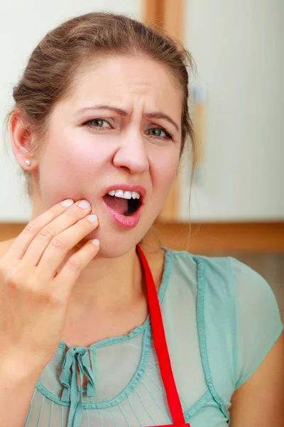Žena trpí bolestí zubu zub. — Stock fotografie