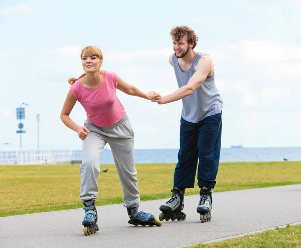 Patinador pareja patinaje al aire libre — Foto de Stock