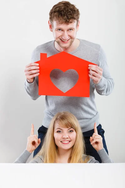 Positiv par med hjärtat house. — Stockfoto