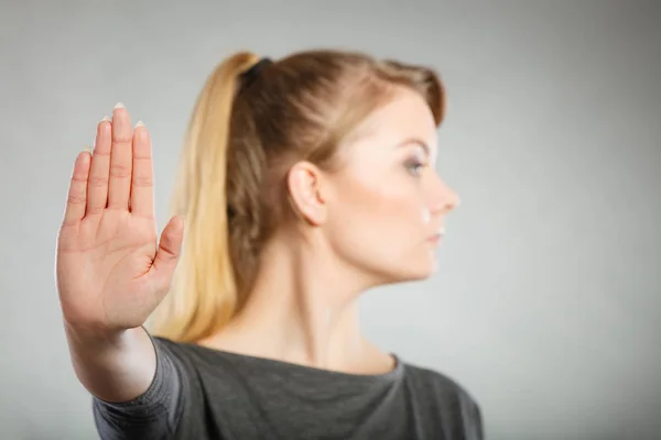 Assertiva mulher fazendo parar gesto . — Fotografia de Stock
