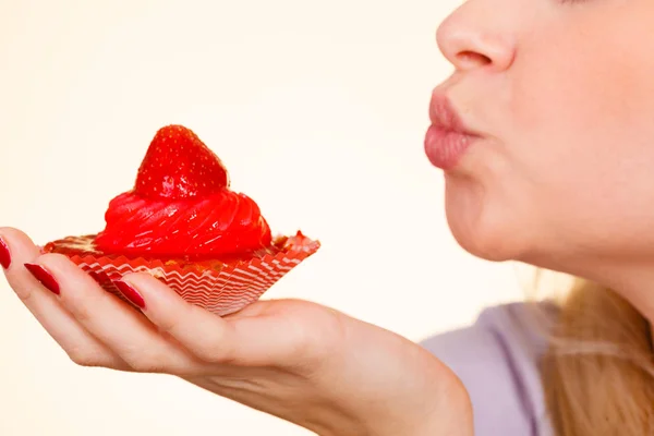 Kvinna som håller söt läcker cupcake — Stockfoto