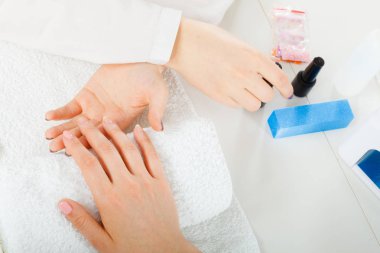 Havlu, manikür kümesinin yanındaki kadın el