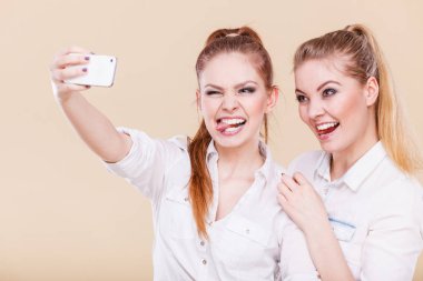 arkadaşlar öğrenci kızlar ile akıllı telefon kendi kendine fotoğraf çekme