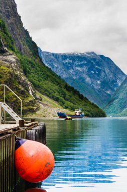 Norveç manzara arka planda ile Pier.