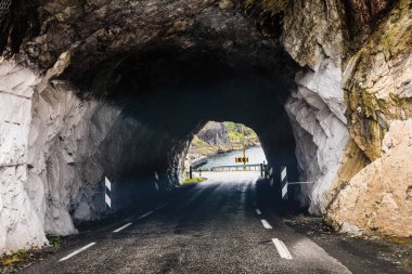 Norveç dağ yolda tünel