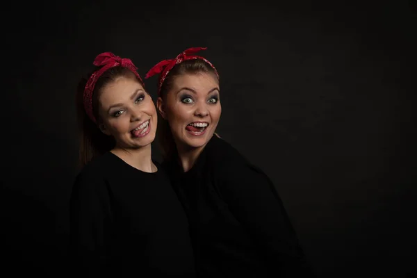 Loco pin hasta retro niñas haciendo divertido caras . — Foto de Stock