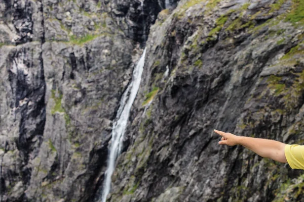 Manlig hand pekar på bergen vattenfall — Stockfoto