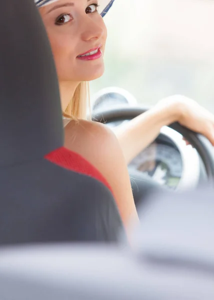 Mujer bonita conduciendo su coche — Foto de Stock