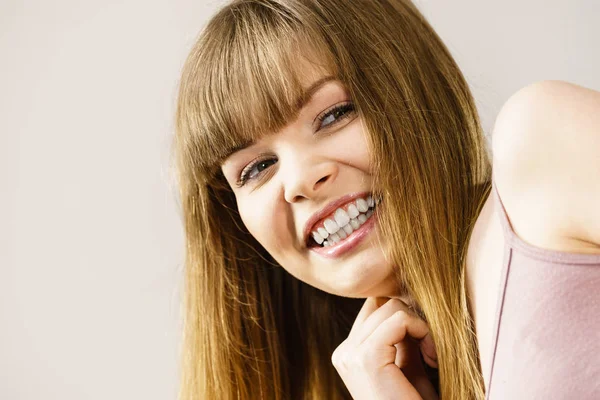 Porträtt av glada blond kvinna ler med glädje — Stockfoto