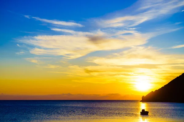 Sonnenaufgang oder Sonnenuntergang über der Meeresoberfläche — Stockfoto