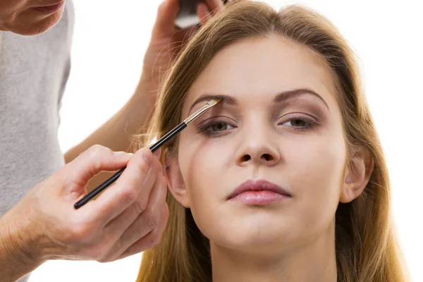 Mujer consiguiendo cejas maquillaje hecho — Foto de Stock