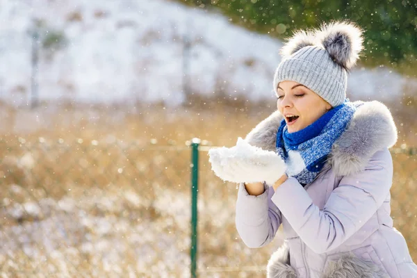 Γυναίκα που φοράει στολή ζεστό χειμώνα — Φωτογραφία Αρχείου