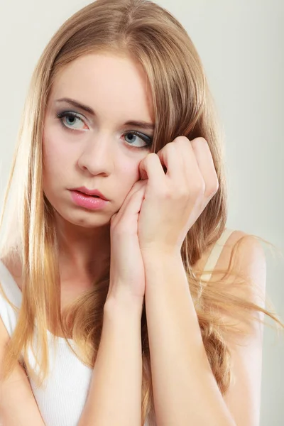 Jonge triest benadrukt vrouw close-up — Stockfoto