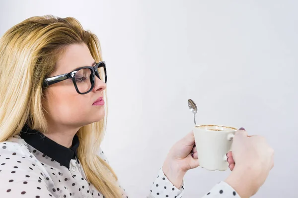 Gelukkige vrouw op kantoor warme koffie drinken — Stockfoto