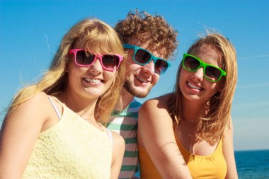 Grup arkadaşları erkek iki kız açık eğleniyor