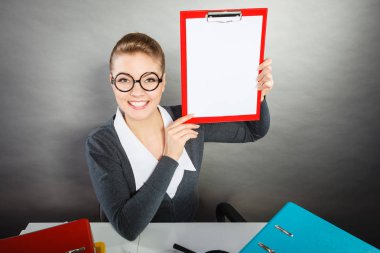 İnek kız sunan bağlayıcı.