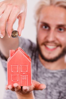 Gülümseyen adam evi servet para koyarak