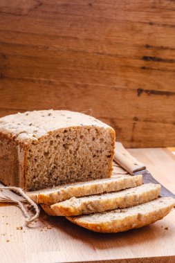 Kepekli ekmek kesme tahtası üzerinde dilimlenmiş