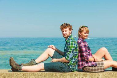 Deniz kıyısında çift rahatlatıcı hiking