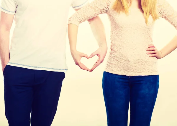 Pareja sosteniendo sus manos . — Foto de Stock