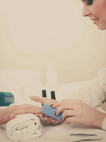 Kobieta otrzymywać manicure zrobić plik paznokcie — Zdjęcie stockowe