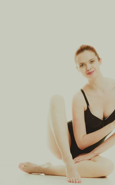 Привлекательная женщина в черном купальнике в нижнем белье — стоковое фото