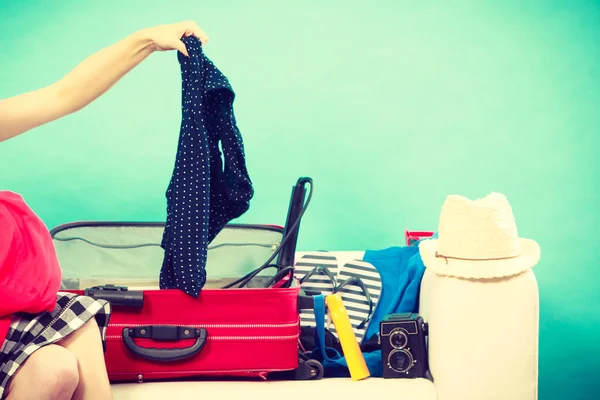 Mujer eligiendo cosas para empacar en la maleta — Foto de Stock