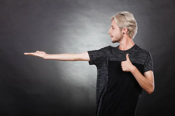 Mann mit leerer Hand Handfläche kopiert Platz für Produkt — Stockfoto