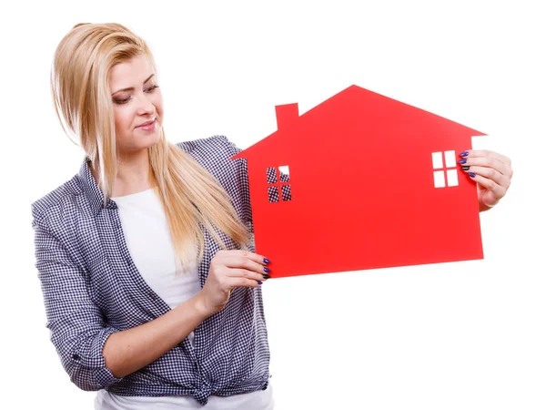 Mulher feliz segurando casa de papel vermelho — Fotografia de Stock