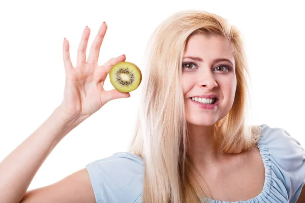 Frau mit grünen Kiwi-Früchten — Stockfoto