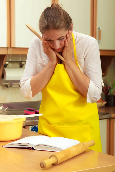 Dona de casa planejamento e preparação de refeições — Fotografia de Stock