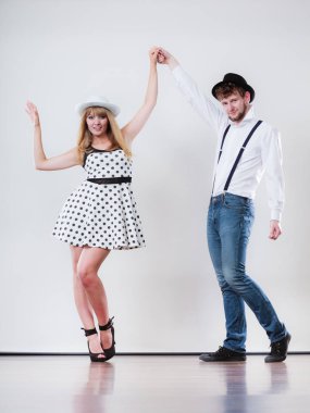 küçük mutlu bir çift dans