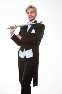 Purosuyla giyen erkek flütçü flüt tutan