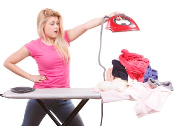 Ütü yapmak üzere demir tutan şok kadın