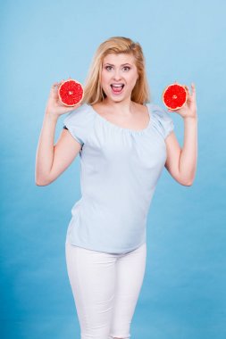 Kadın greyfurt narenciye meyve elinde tutan