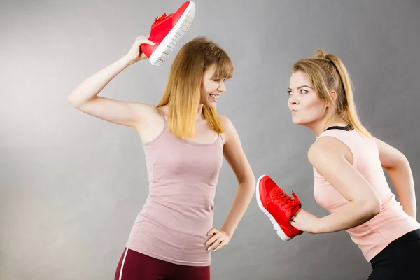 Zwei aggressive Frauen kämpfen mit Schuhen — Stockfoto