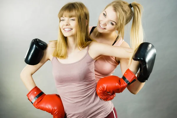 Przyjaciele dwóch kobiet na sobie rękawice bokserskie — Zdjęcie stockowe