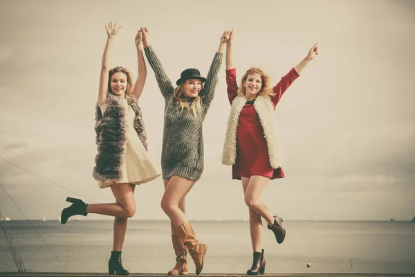 Three fashionable woman against sea — Stock Photo, Image