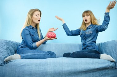 Düşünme iki kadın arkadaş