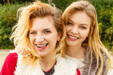 İki şık kadın açık