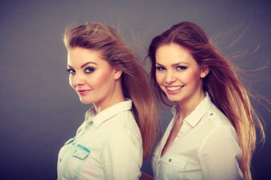 İki güzel kadın, sarışın ve esmer eğleniyor